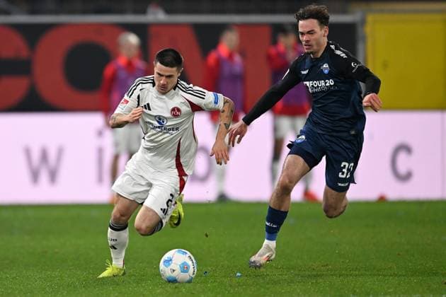 Paderborn, Home Deluxe Arena, 22.11.24, GER, Herren, 2.Bundesliga, Saison 2024-2025, SC Paderborn 07 - 1.FC Nuernberg Bild: v.li. im Zweikampf Oliver VILLADSEN (Nuernberg) und Aaron ZEHNTER (Paderborn) Only for editorial use! DFL regulations prohibit any use of photographs as image sequences and or quasi-video. NRW Deutschland