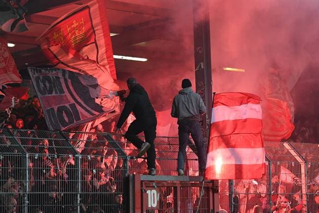 Fußball 2. Bundesliga 13. Spieltag SC Preußen Münster - 1. FC Köln am 22.11.2024 im Preußenstadion in Münster Kölner Fans zünden Bengalos Pyro Pyrotechnik Leuchtkörper Rauchbomben im Fanblock DFL regulations prohibit any use of photographs as image sequences and or quasi-video.
