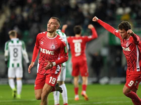 Tim Lemperle (1. FC Koeln) und Luca Waldschmidt (1. FC Koeln) Torjubel, jubelt mit seiner Mannschaft nach dem Treffer zum 0:1 waehrend des Spiels der 2. Bundesliga zwischen Preußen Münster und 1. FC Köln im Preußenstadion am 22. November 2024 in Münster, Deutschland. (Foto von Ralf Treese DeFodi Images) +++ Tim Lemperle (1. FC Koeln) und Luca Waldschmidt (1. FC Koeln) celebrates after scoring his team™s first goal with teammates during the 2. Bundesliga match between Preußen Münster and 1. FC Köln at Preußenstadion on November 22, 2024 in Münster, Germany. (Photo by Ralf Treese DeFodi Images) DFB DFL REGULATIONS PROHIBIT ANY USE OF PHOTOGRAPHS AS IMAGE SEQUENCES AND OR QUASI-VIDEO. Defodi-521_SCPKOE20241122_030