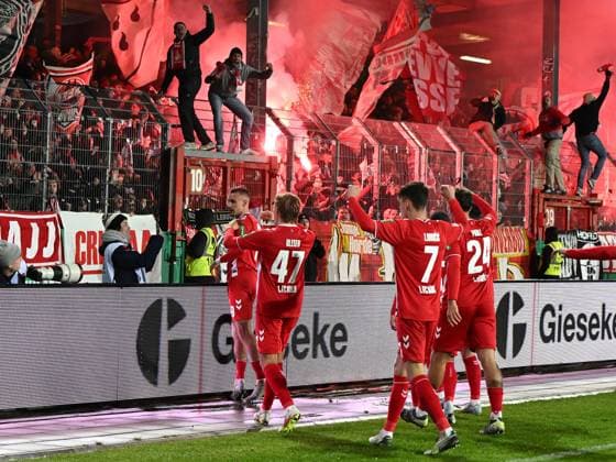 Tim Lemperle (1. FC Koeln) Torjubel, jubelt mit seiner Mannschaft nach dem Treffer zum 0:1 waehrend des Spiels der 2. Bundesliga zwischen Preußen Münster und 1. FC Köln im Preußenstadion am 22. November 2024 in Münster, Deutschland. (Foto von Ralf Treese DeFodi Images) +++ Tim Lemperle (1. FC Koeln) celebrates after scoring his team™s first goal with teammates during the 2. Bundesliga match between Preußen Münster and 1. FC Köln at Preußenstadion on November 22, 2024 in Münster, Germany. (Photo by Ralf Treese DeFodi Images) DFB DFL REGULATIONS PROHIBIT ANY USE OF PHOTOGRAPHS AS IMAGE SEQUENCES AND OR QUASI-VIDEO. Defodi-521_SCPKOE20241122_037