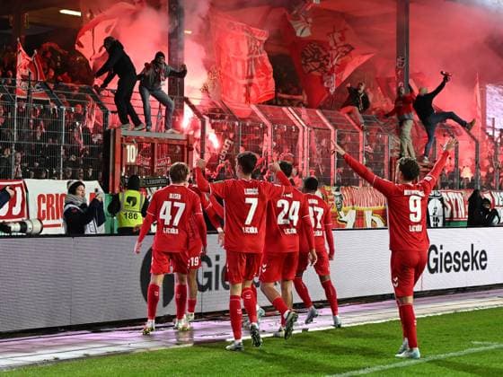 Tim Lemperle (1. FC Koeln) Torjubel, jubelt mit seiner Mannschaft nach dem Treffer zum 0:1 waehrend des Spiels der 2. Bundesliga zwischen Preußen Münster und 1. FC Köln im Preußenstadion am 22. November 2024 in Münster, Deutschland. (Foto von Ralf Treese DeFodi Images) +++ Tim Lemperle (1. FC Koeln) celebrates after scoring his team™s first goal with teammates during the 2. Bundesliga match between Preußen Münster and 1. FC Köln at Preußenstadion on November 22, 2024 in Münster, Germany. (Photo by Ralf Treese DeFodi Images) DFB DFL REGULATIONS PROHIBIT ANY USE OF PHOTOGRAPHS AS IMAGE SEQUENCES AND OR QUASI-VIDEO. Defodi-521_SCPKOE20241122_038