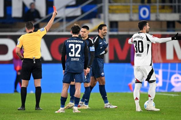 Paderborn, Home Deluxe Arena, 22.11.24, GER, Herren, 2.Bundesliga, Saison 2024-2025, SC Paderborn 07 - 1.FC Nuernberg Bild: Rot, rote Karte Adriano GRIMALDI (Paderborn) Only for editorial use! DFL regulations prohibit any use of photographs as image sequences and or quasi-video. NRW Deutschland