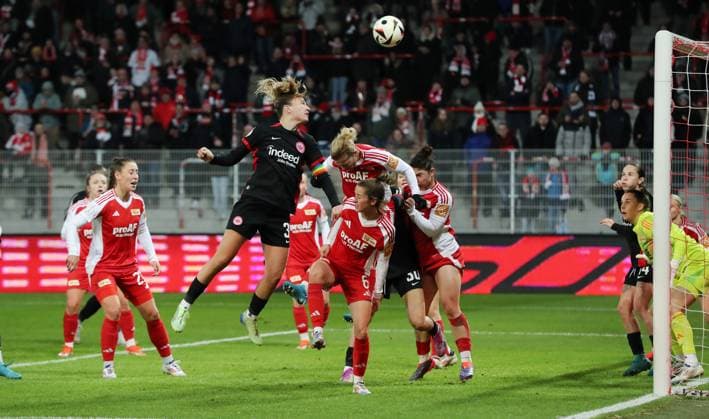 Tanja Pawollek erzielt das Tor per Kopfball zum 0:1 Zweikampf Spielszene Aktion Fußball Fussball Frauen Damen DFB Pokal Achtelfinale Saison 2024 2025 22.11.2024 1.FC Union Berlin vs. SG Eintracht Frankfurt SGE DFL regulations prohibit any use of photographs as image sequences and or quasi-video