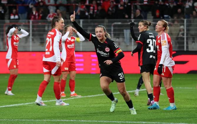 Tanja Pawollek jubelt nach 0:1 Freude Emotion Jubel Fußball Fussball Frauen Damen DFB Pokal Achtelfinale Saison 2024 2025 22.11.2024 1.FC Union Berlin vs. SG Eintracht Frankfurt SGE DFL regulations prohibit any use of photographs as image sequences and or quasi-video