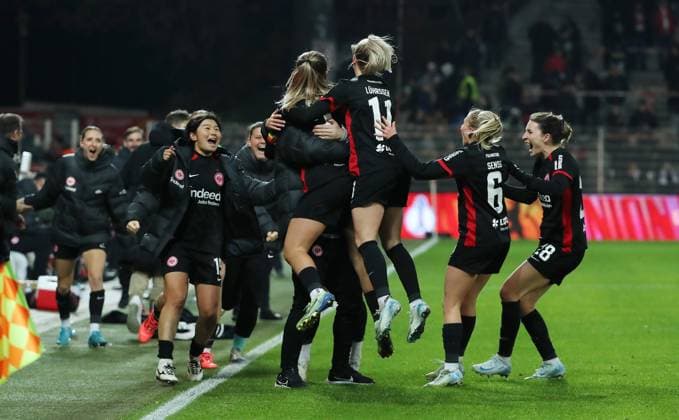 Tanja Pawollek jubelt nach 0:1 Freude Emotion Jubel Fußball Fussball Frauen Damen DFB Pokal Achtelfinale Saison 2024 2025 22.11.2024 1.FC Union Berlin vs. SG Eintracht Frankfurt SGE DFL regulations prohibit any use of photographs as image sequences and or quasi-video