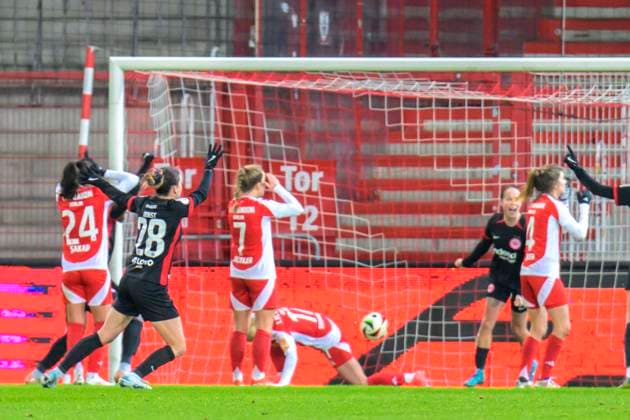 GER, Berlin, Fussball, Frauen, DFB Pokal Achtelfinale, 1. FC Union Berlin vs Eintracht Frankfurt - Bundesliga, Fussball, DFB, Spielzeit 2024 2025, Alte Foersterei, im Bild v.l. : Tor zum 0:1, Tor, Treffer, Jubel, Torjubel, Freude, Begeisterung, feiert, DFB DFL REGULATIONS PROHIBIT ANY USE OF PHOTOGRAPHS AS IMAGE SEQUENCES AND OR QUASI-VIDEO, 22.11.2024, Copyright: HMBxMedia UwexKoch