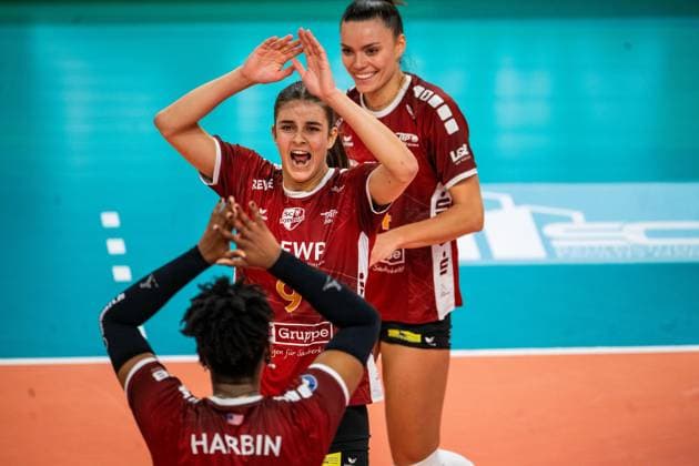 22.11.2024, Volleyball, Frauen, DVV Pokal, Saison 2024 2025, SC Potsdam-Allianz MTV Stuttgart Im Bild: v.l. Danielle Harbin (SC Potsdam),Anna Koulberg (SC Potsdam) Potsdam MBS Arena Potsdam Brandenburg Deutschland