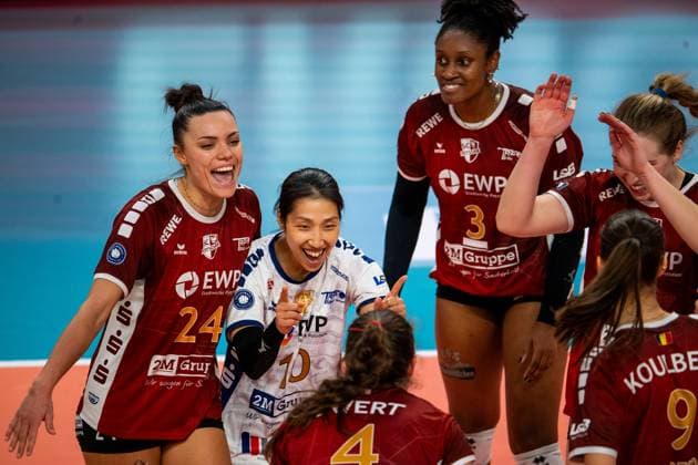 22.11.2024, Volleyball, Frauen, DVV Pokal, Saison 2024 2025, SC Potsdam-Allianz MTV Stuttgart Im Bild: v.l. Jade Cholet (SC Potsdam),Yurika Bamba (SC Potsdam),Danielle Harbin (SC Potsdam) Potsdam MBS Arena Potsdam Brandenburg Deutschland