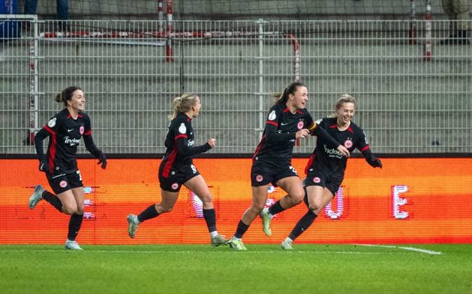 Fußball, Frauen, Saison 2024 2025, DFB-Pokal (Achtelfinale), 1. FC Union Berlin - Eintracht Frankfurt, v. l. Barbara Dunst (Eintracht Frankfurt), Elisa Senß (Eintracht Frankfurt), Tanja Pawollek (Eintracht Frankfurt), Nina Lührßen (Eintracht Frankfurt), Jubel nach Tor zum 0:1, 22.11.2024, Copyright: xMatthiasxKochx