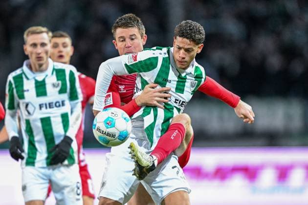 2. Bundesliga - SC Preußen Münster - 1. FC Köln am 22.11.2024 im Preußenstadion in Münster Andras Nemeth (Muenster) im Zweikampf gegen Dominique Heintz (Koeln)