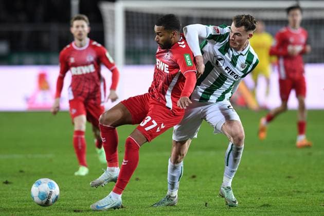 Fußball 2. Bundesliga 13. Spieltag SC Preußen Münster - 1. FC Köln am 22.11.2024 im Preußenstadion in Münster Linton Maina ( Köln ), links - Niko Koulis ( Münster ), rechts DFL regulations prohibit any use of photographs as image sequences and or quasi-video.