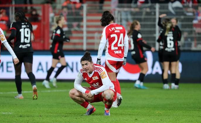 Eleni Markou enttäuscht nach 0:2, hinten jubelnde Frankfurtrinnen Enttäuschung Fußball Fussball Frauen Damen DFB Pokal Achtelfinale Saison 2024 2025 22.11.2024 1.FC Union Berlin vs. SG Eintracht Frankfurt SGE DFL regulations prohibit any use of photographs as image sequences and or quasi-video