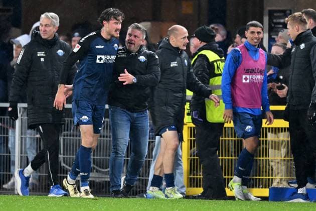 Paderborn, Home Deluxe Arena, 22.11.24, GER, Herren, 2.Bundesliga, Saison 2024-2025, SC Paderborn 07 - 1.FC Nuernberg Bild: Calvin BRACKELMANN (Paderborn) jubelt nach seinem Tor zum 3:2 mit Trainer Lukas KWASNIOK (Paderborn) Only for editorial use! DFL regulations prohibit any use of photographs as image sequences and or quasi-video. NRW Deutschland