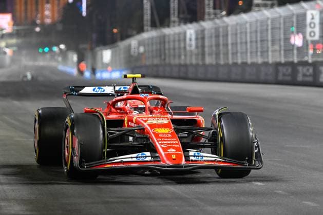 LAS VEGAS, NV - NOVEMBER 21: Scuderia Ferrari driver Carlos Sainz (55) of Spain races down Las Vegas Blvd during free practice 2 of the Formula 1 Heineken Las Vegas Grand Prix on November 21, 2024, at the Las Vegas Street Circuit in Las Vegas, Nevada. (Photo by Ken Murray Icon Sportswire) AUTO: NOV 21 F1 Heineken Silver Las Vegas Grand Prix EDITORIAL USE ONLY Icon241121151