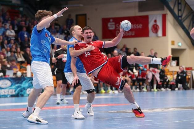 Sport Themen der Woche KW47 Sport Bilder des Tages 22.11.2024, xtgx, Handball - 2.Bundesliga Dessau-Rosslauer HV 06 - TUSEM Essen v.l Vincent Buelow (Bülow, Dessau, 10), Lev Szuharev (Essen, 34) Zweikampf, Duell, Kampf, tackle Dessau *** 22 11 2024, xtgx, Handball 2 Bundesliga Dessau Rosslauer HV 06 TUSEM Essen v l Vincent Buelow Bülow, Dessau, 10 , Lev Szuharev Essen, 34 duel, duel, fight, tackle Dessau