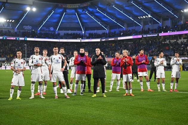 Paderborn, Home Deluxe Arena, 22.11.24, GER, Herren, 2.Bundesliga, Saison 2024-2025, SC Paderborn 07 - 1.FC Nuernberg Bild: Spieler aus Nuernberg unzufrieden, enttaeuscht, niedergeschlagen, frustriert, traurig vor Fankurve, Fans, Fanblock Only for editorial use! DFL regulations prohibit any use of photographs as image sequences and or quasi-video. NRW Deutschland