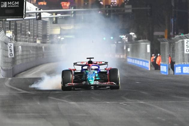 LAS VEGAS, NV - NOVEMBER 21: Visa Cash App RB Formula One Team driver Liam Lawson (30) of New Zealand brakes hard before entering turn 14 during free practice 2 of the Formula 1 Heineken Las Vegas Grand Prix on November 21, 2024, at the Las Vegas Street Circuit in Las Vegas, Nevada. (Photo by Ken Murray Icon Sportswire) AUTO: NOV 21 F1 Heineken Silver Las Vegas Grand Prix EDITORIAL USE ONLY Icon241121226