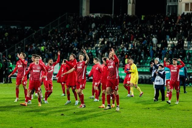 2. Fussball Bundesliga, Preußen Münster - 1. FC Köln; 22.11.2024 Die Spieler des 1. FC Köln feiern den Sieg mit den mitgereisten Fans Eric Martel (1. FC Köln, 6) mit Kapitänsbinde 2. Fussball Bundesliga, Preußen Münster - 1. FC Köln, Münster, Preussenstadion am 22.11.2024 DFL REGULATIONS PROHIBIT ANY USE OF PHOTOGRAPHS AS IMAGE SEQUENCES AND OR QUASI-VIDEO.