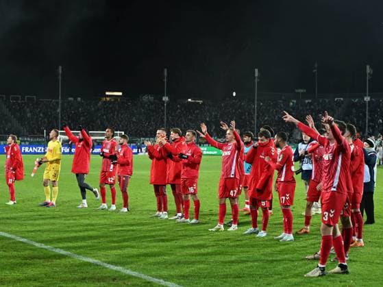 Spieler Koeln Jubel, jubelt, jubeln waehrend des Spiels der 2. Bundesliga zwischen Preußen Münster und 1. FC Köln im Preußenstadion am 22. November 2024 in Münster, Deutschland. (Foto von Ralf Treese DeFodi Images) +++ Spieler Koeln celebrate, celebrates, celebrating during the 2. Bundesliga match between Preußen Münster and 1. FC Köln at Preußenstadion on November 22, 2024 in Münster, Germany. (Photo by Ralf Treese DeFodi Images) DFB DFL REGULATIONS PROHIBIT ANY USE OF PHOTOGRAPHS AS IMAGE SEQUENCES AND OR QUASI-VIDEO. Defodi-521_SCPKOE20241122_051