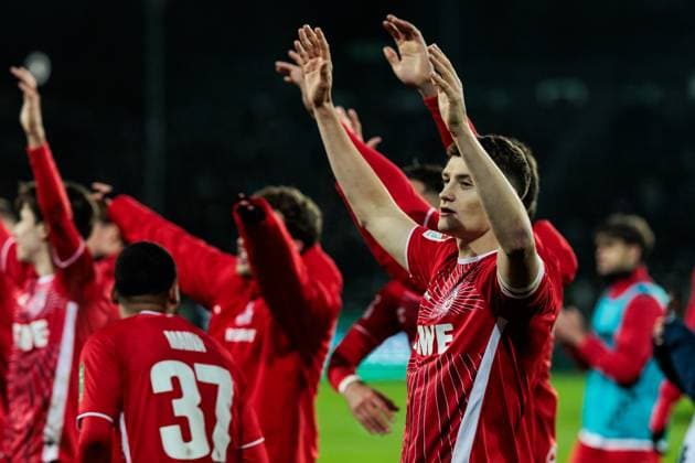 2. Fussball Bundesliga, Preußen Münster - 1. FC Köln; 22.11.2024 Die Spieler des 1. FC Köln feiern den Sieg mit den mitgereisten Fans Eric Martel (1. FC Köln, 6) 2. Fussball Bundesliga, Preußen Münster - 1. FC Köln, Münster, Preussenstadion am 22.11.2024 DFL REGULATIONS PROHIBIT ANY USE OF PHOTOGRAPHS AS IMAGE SEQUENCES AND OR QUASI-VIDEO.