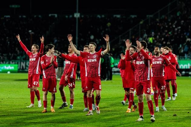 2. Fussball Bundesliga, Preußen Münster - 1. FC Köln; 22.11.2024 Die Spieler des 1. FC Köln feiern den Sieg mit den mitgereisten Fans Eric Martel (1. FC Köln, 6) mit Kapitänsbinde 2. Fussball Bundesliga, Preußen Münster - 1. FC Köln, Münster, Preussenstadion am 22.11.2024 DFL REGULATIONS PROHIBIT ANY USE OF PHOTOGRAPHS AS IMAGE SEQUENCES AND OR QUASI-VIDEO.