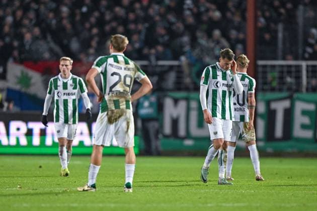 22.11.2024, Fussball, 2. Bundesliga, 13. Spieltag Saison 2024 2025, Preußen Münster - 1.FC Köln, Die Spieler von Preußen Münster sind nach Abpfiff enttäuscht. Joshua Mees (Preußen Münster), Lukas Frenkert (Preußen Münster), Niko Koulis (Preußen Münster), Jorrit Hendrix (Preußen Münster) xRHR-FOTO TKx