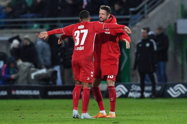 Fußball 2. Bundesliga 13. Spieltag SC Preußen Münster - 1. FC Köln am 22.11.2024 im Preußenstadion in Münster Schlussjubel - Linton Maina ( Köln ), vorne - Mark Uth ( Köln ), hinten DFL regulations prohibit any use of photographs as image sequences and or quasi-video.