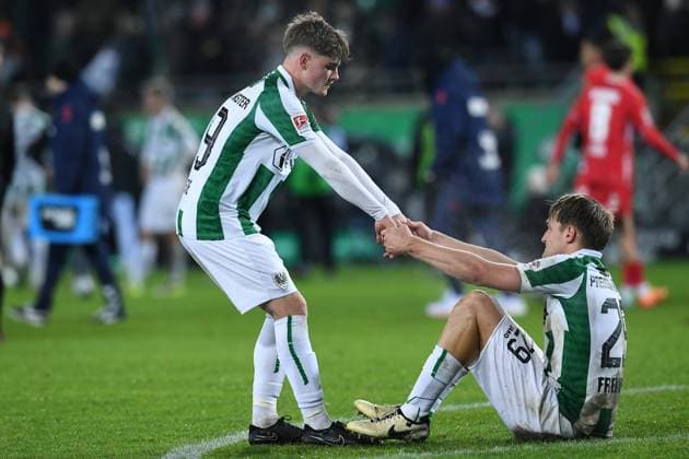 Fußball 2. Bundesliga 13. Spieltag SC Preußen Münster - 1. FC Köln am 22.11.2024 im Preußenstadion in Münster Jakob Korte ( Münster ), links - Lukas Frenkert ( Münster ), rechts - enttäuscht nach de Spielende DFL regulations prohibit any use of photographs as image sequences and or quasi-video.