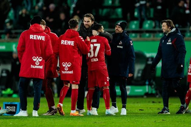 2. Fussball Bundesliga, Preußen Münster - 1. FC Köln; 22.11.2024 Thomas Kessler (1. FC Köln Leiter der Lizenzspielerabteilung) umarmt Linton Maina (1. FC Köln, 37) nach dem Sieg 2. Fussball Bundesliga, Preußen Münster - 1. FC Köln, Münster, Preussenstadion am 22.11.2024 DFL REGULATIONS PROHIBIT ANY USE OF PHOTOGRAPHS AS IMAGE SEQUENCES AND OR QUASI-VIDEO.