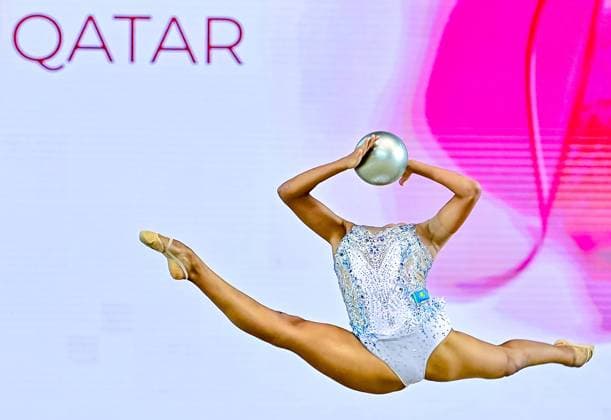 Bilder des Jahres 2024, Sport 11 November Sport Themen der Woche KW47 Sport Bilder des Tages INTERNATIONAL Rhythmic gymnastics, Rhythmische Sportgymnastik, RSG TOURNAMENT IN DOHA Aibota Yertaikyzy of Kazakhstan compete in the Ball final of the International Rhythmic Gymnastics Tournament ÒSky Grace 2024Ó at Aspire Zone Foundation in Doha,Qatar on November 22,2024. DOHA QATAR Copyright: xNOUSHADx