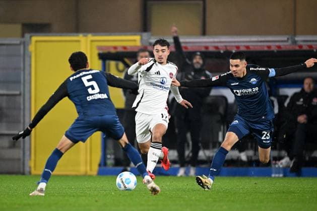 Paderborn, Home Deluxe Arena, 22.11.24, GER, Herren, 2.Bundesliga, Saison 2024-2025, SC Paderborn 07 - 1.FC Nuernberg Bild: v.li. im Zweikampf Santiago CASTANEDA (Paderborn), Jens CASTROP (Nuernberg) und Raphael OBERMAIR (Paderborn) Only for editorial use! DFL regulations prohibit any use of photographs as image sequences and or quasi-video. NRW Deutschland