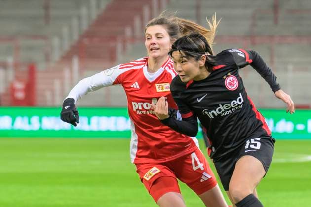 GER, Berlin, Fussball, Frauen, DFB Pokal Achtelfinale, 1. FC Union Berlin vs Eintracht Frankfurt - Bundesliga, Fussball, DFB, Spielzeit 2024 2025, Alte Foersterei, im Bild v.l. : Marie Becker (Union Berlin, 04), Remina Chiba (Frankfurt, 30), Zweikampf, Action, Kampf, kaempft um den Ball, DFB DFL REGULATIONS PROHIBIT ANY USE OF PHOTOGRAPHS AS IMAGE SEQUENCES AND OR QUASI-VIDEO, 22.11.2024, Copyright: HMBxMedia UwexKoch