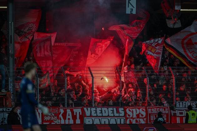 2. Bundesliga - SC Preußen Münster - 1. FC Köln am 22.11.2024 im Preußenstadion in Münster Fans des 1. FC Köln zünden bengalisches Feuer.