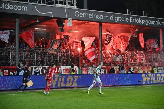 Bengalos im Kölner Gästefanblock 22.11.2024, Fussball 2. Bundesliga, 13. Spieltag, Saison 2024 2025 Preußen Münster - 1. FC Köln 0:1 Muenster Preussenstadion Nordrhein Westfalen Deutschland