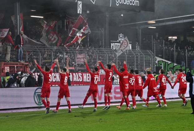 Kölns Spieler feiern mit ihren Fans den Sieg 22.11.2024, Fussball 2. Bundesliga, 13. Spieltag, Saison 2024 2025 Preußen Münster - 1. FC Köln 0:1 Muenster Preussenstadion Nordrhein Westfalen Deutschland