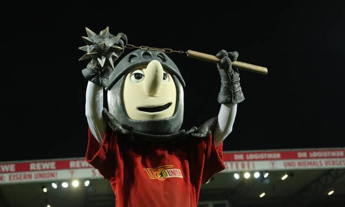 Maskottchen Ritter Keule Aktion bei der Hymne Oberkörper Fußball Fussball Frauen Damen DFB Pokal Achtelfinale Saison 2024 2025 22.11.2024 1.FC Union Berlin vs. SG Eintracht Frankfurt SGE DFL regulations prohibit any use of photographs as image sequences and or quasi-video
