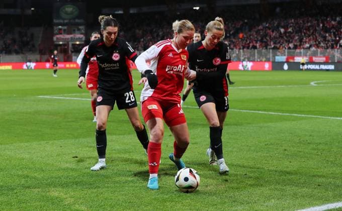 Barbara Dunst, Dina Orschmann am Ball, Nina Lührßen Zweikampf Spielszene Aktion Fußball Fussball Frauen Damen DFB Pokal Achtelfinale Saison 2024 2025 22.11.2024 1.FC Union Berlin vs. SG Eintracht Frankfurt SGE DFL regulations prohibit any use of photographs as image sequences and or quasi-video