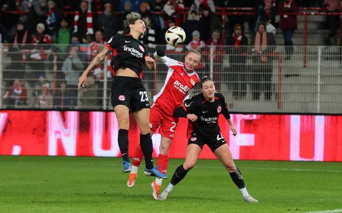 Sara Doorsoun, Pia Metzner, Nadine Riesen Zweikampf Spielszene Aktion Fußball Fussball Frauen Damen DFB Pokal Achtelfinale Saison 2024 2025 22.11.2024 1.FC Union Berlin vs. SG Eintracht Frankfurt SGE DFL regulations prohibit any use of photographs as image sequences and or quasi-video