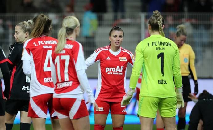 Mitte Korina Janez redet mit Marie Becker, Judith Steinert, Torwart Cara Bösl Aktion Oberkörper Fußball Fussball Frauen Damen DFB Pokal Achtelfinale Saison 2024 2025 22.11.2024 1.FC Union Berlin vs. SG Eintracht Frankfurt SGE DFL regulations prohibit any use of photographs as image sequences and or quasi-video