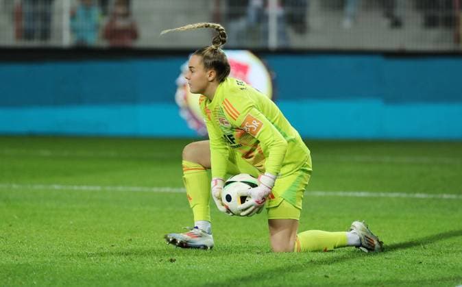 Torwart Cara Bösl am Ball Einzelbild Freisteller Aktion Fußball Fussball Frauen Damen DFB Pokal Achtelfinale Saison 2024 2025 22.11.2024 1.FC Union Berlin vs. SG Eintracht Frankfurt SGE DFL regulations prohibit any use of photographs as image sequences and or quasi-video