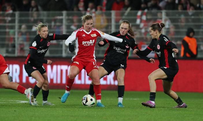 Elisa Senß, Dina Orschmann am Ball, Lisanne Gräwe, Carlotta Wamser Zweikampf Spielszene Aktion Fußball Fussball Frauen Damen DFB Pokal Achtelfinale Saison 2024 2025 22.11.2024 1.FC Union Berlin vs. SG Eintracht Frankfurt SGE DFL regulations prohibit any use of photographs as image sequences and or quasi-video