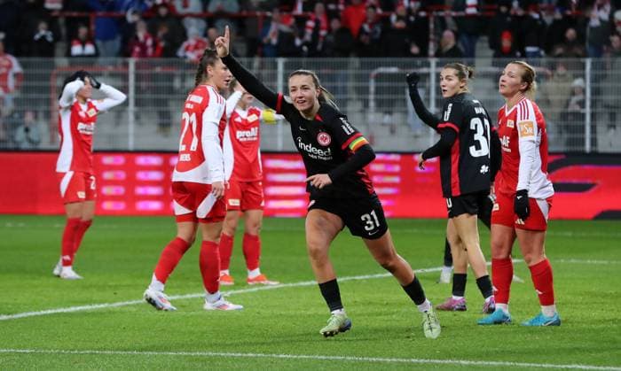 Tanja Pawollek jubelt nach 0:1 Freude Emotion Jubel Fußball Fussball Frauen Damen DFB Pokal Achtelfinale Saison 2024 2025 22.11.2024 1.FC Union Berlin vs. SG Eintracht Frankfurt SGE DFL regulations prohibit any use of photographs as image sequences and or quasi-video