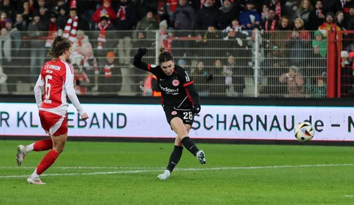 Celine Frank, Barbara Dunst erzielt das Tor zum 0:2 Zweikampf Spielszene Aktion Fußball Fussball Frauen Damen DFB Pokal Achtelfinale Saison 2024 2025 22.11.2024 1.FC Union Berlin vs. SG Eintracht Frankfurt SGE DFL regulations prohibit any use of photographs as image sequences and or quasi-video
