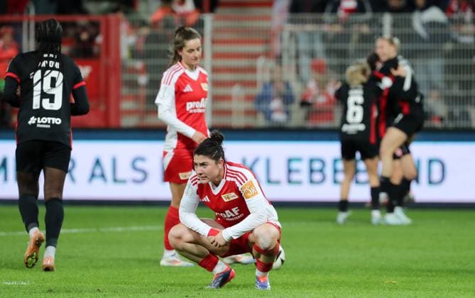 Celine Frank, Eleni Markou enttäuscht nach Spielende, dahinter jubelnde Frankfurterinnen Enttäuschung Fußball Fussball Frauen Damen DFB Pokal Achtelfinale Saison 2024 2025 22.11.2024 1.FC Union Berlin vs. SG Eintracht Frankfurt SGE DFL regulations prohibit any use of photographs as image sequences and or quasi-video