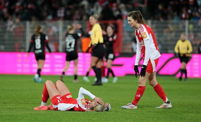 Judith Steinert, Marie Becker enttäuscht nach Spielende, dahinter jubelnde Frankfurterinnen Enttäuschung Fußball Fussball Frauen Damen DFB Pokal Achtelfinale Saison 2024 2025 22.11.2024 1.FC Union Berlin vs. SG Eintracht Frankfurt SGE DFL regulations prohibit any use of photographs as image sequences and or quasi-video