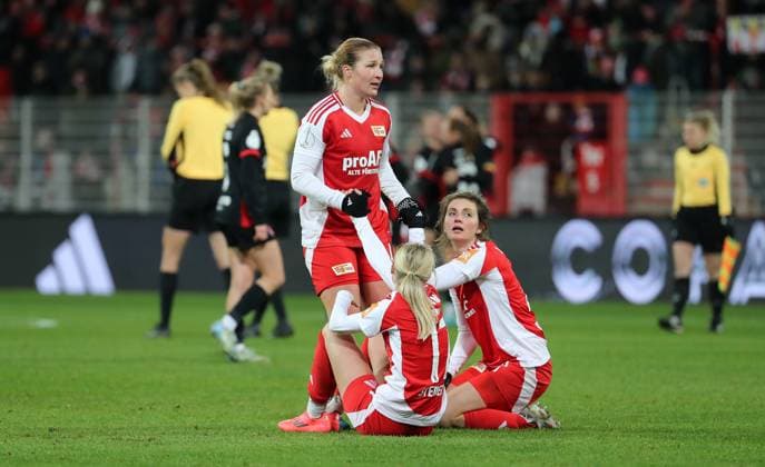 Dina Orschmann, Judith Steinert, Marie Becker enttäuscht nach Spielende, dahinter jubelnde Frankfurterinnen Enttäuschung Fußball Fussball Frauen Damen DFB Pokal Achtelfinale Saison 2024 2025 22.11.2024 1.FC Union Berlin vs. SG Eintracht Frankfurt SGE DFL regulations prohibit any use of photographs as image sequences and or quasi-video