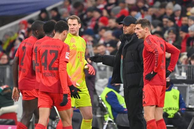 Trainer Vincent KOMPANY (Bayern Muenchen) mit re:Leon GORETZKA (Bayern Muenchen), li:Manuel NEUER (Torwart Bayern Muenchen), Jamal MUSIALA (Bayern Muenchen), Alphonso DAVIES (Bayern Muenchen), Dayot UPAMECANO (Bayern Muenchen), Gestik,gibt Anweisungen. Fussball 1. Bundesliga Saison 2024 2025, 11.Spieltag, Spieltag11 FC Bayern Muenchen -FC Augsburg 3-0 am 22.11.2024, A L L I A N Z A R E N A.