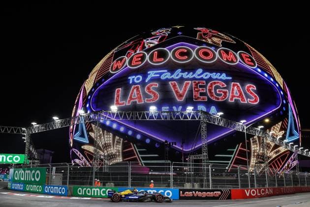 November 22, 2024: Williams Racing driver Franco Colapinto (43) drives past the sphere during qualifying at the F1 Las Vegas Grand Prix in Las Vegas, NV. CSM. Las Vegas United States of America - ZUMAc04_ 20241122_zma_c04_323 Copyright: xChristopherxTrimx