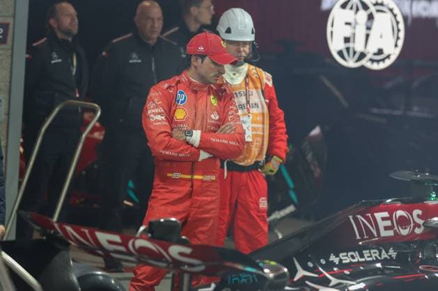 Carlos Sainz jr. (Scuderia Ferrari HP) schaut sich das auto von George Russell (Mercedes-AMG) an, Grosser Preis von Las Vegas, Motorsport, Herren, Formel 1, Qualifying, 22.11.2024 Las Vegas Nevada USA