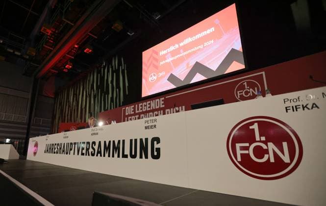 23.11.2024 - Fussball - Saison 2024 2025 - 2. Fussball - Bundesliga - Mitgliederversammlung Jahreshauptversammlung JHV 2024 - Sportfoto Zink DaMa - xdaxmax - Symbolbild Symbolfoto Feature Impression - Podium vor Beginn der JHV